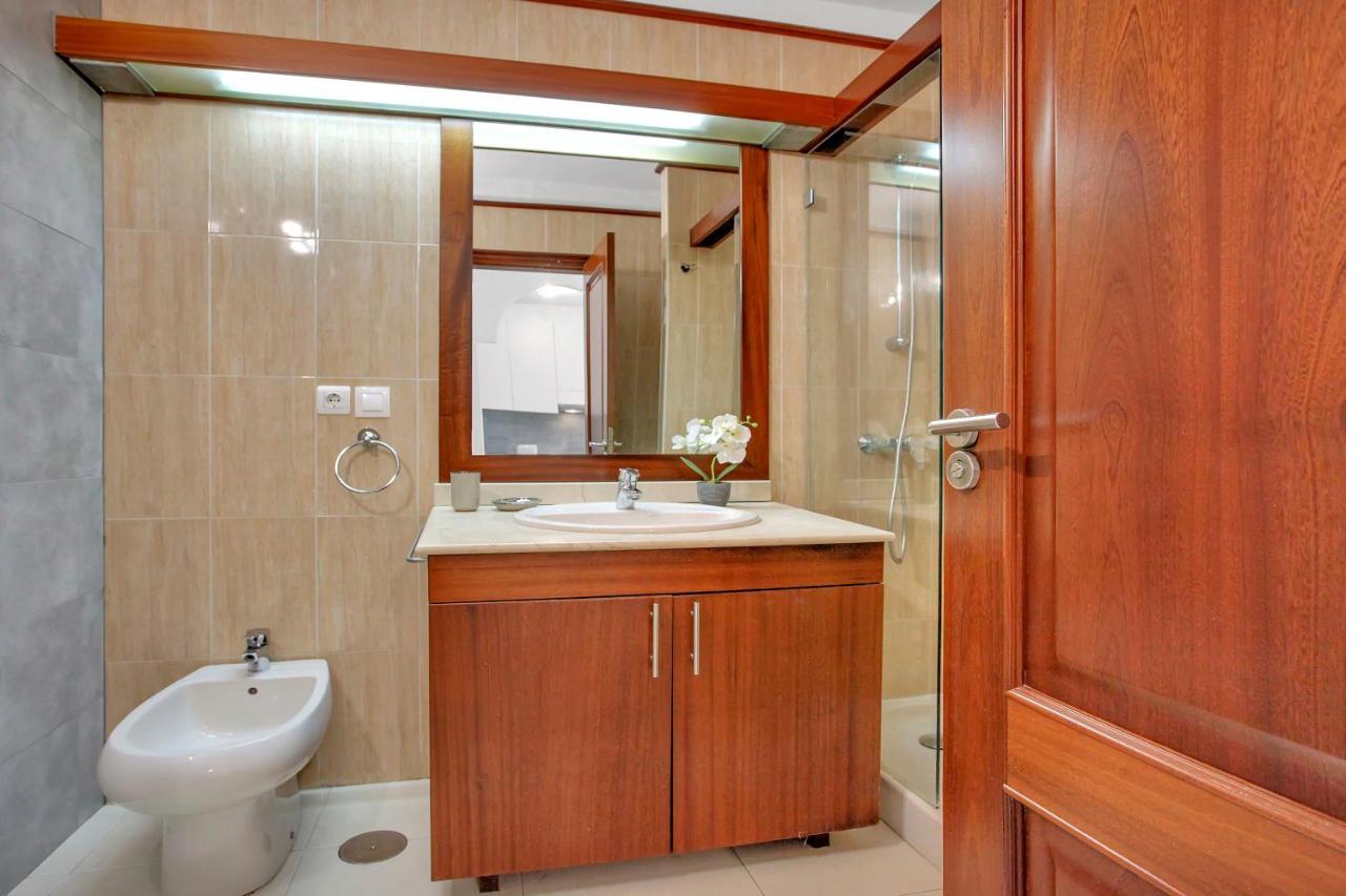 شقة أذيخي  في Wonderful View, Huge Terrace Solarium, Private Parking المظهر الخارجي الصورة