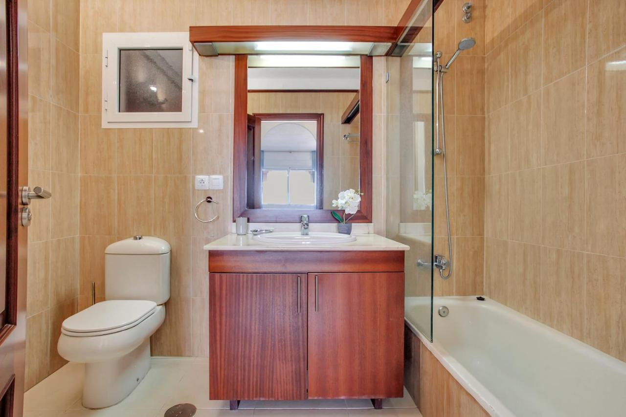 شقة أذيخي  في Wonderful View, Huge Terrace Solarium, Private Parking المظهر الخارجي الصورة