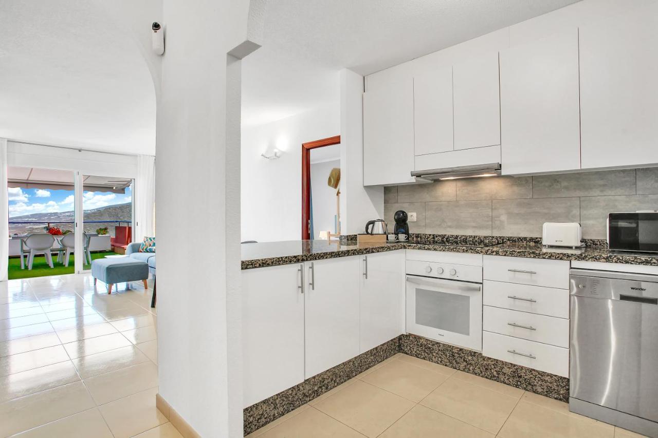 شقة أذيخي  في Wonderful View, Huge Terrace Solarium, Private Parking المظهر الخارجي الصورة